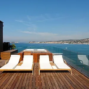 https://hostellerie-la-farandole.fr-provencehotel.com